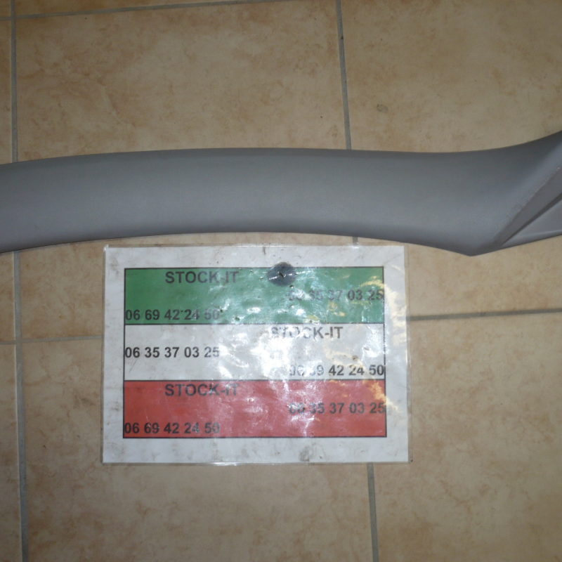 Montant pare brise gris 147