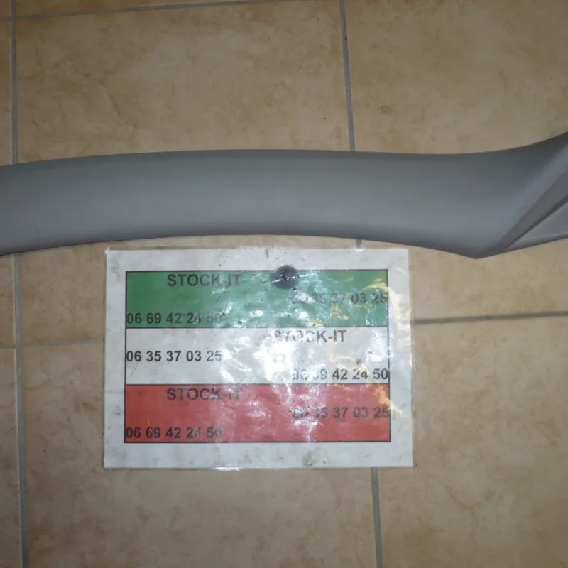 Montant pare brise gris 147
