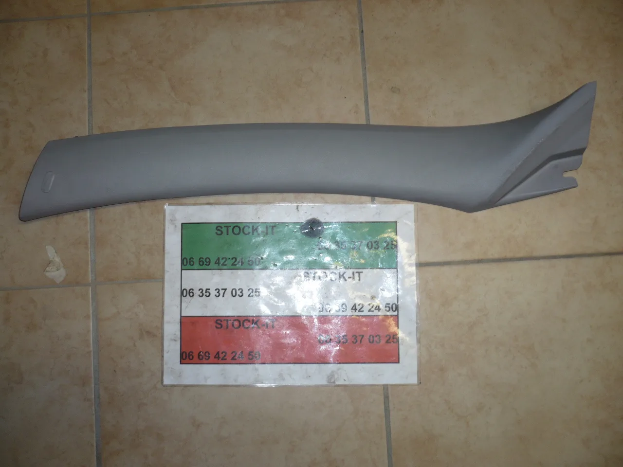 Montant pare brise gris 147