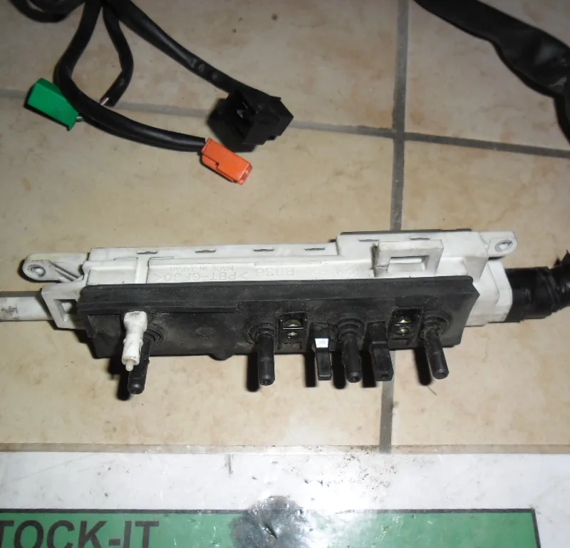 Boitier de commande siège electrique Avant Gauche 166