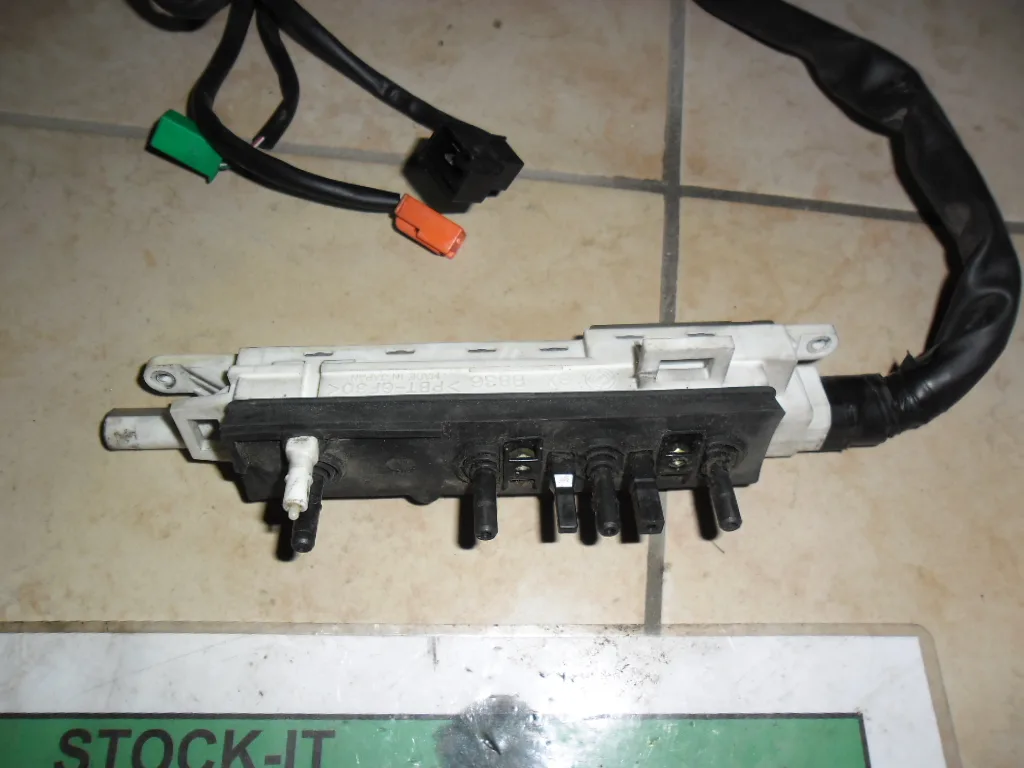 Boitier de commande siège electrique Avant Gauche 166