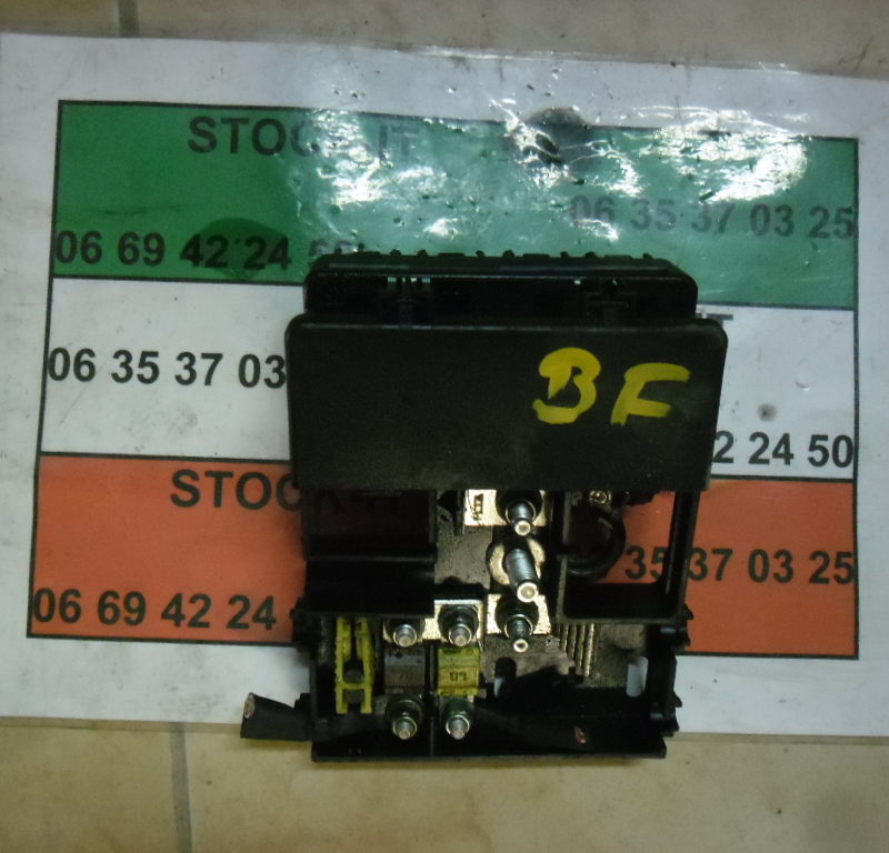 Boitier à fusibles sur batterie 156 SANS COUVERCLE