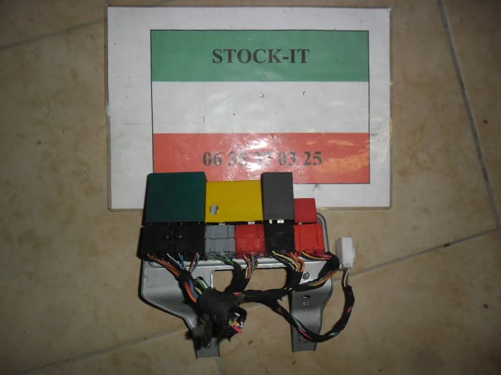 Jeu de relais et modules électroniques avec support 166