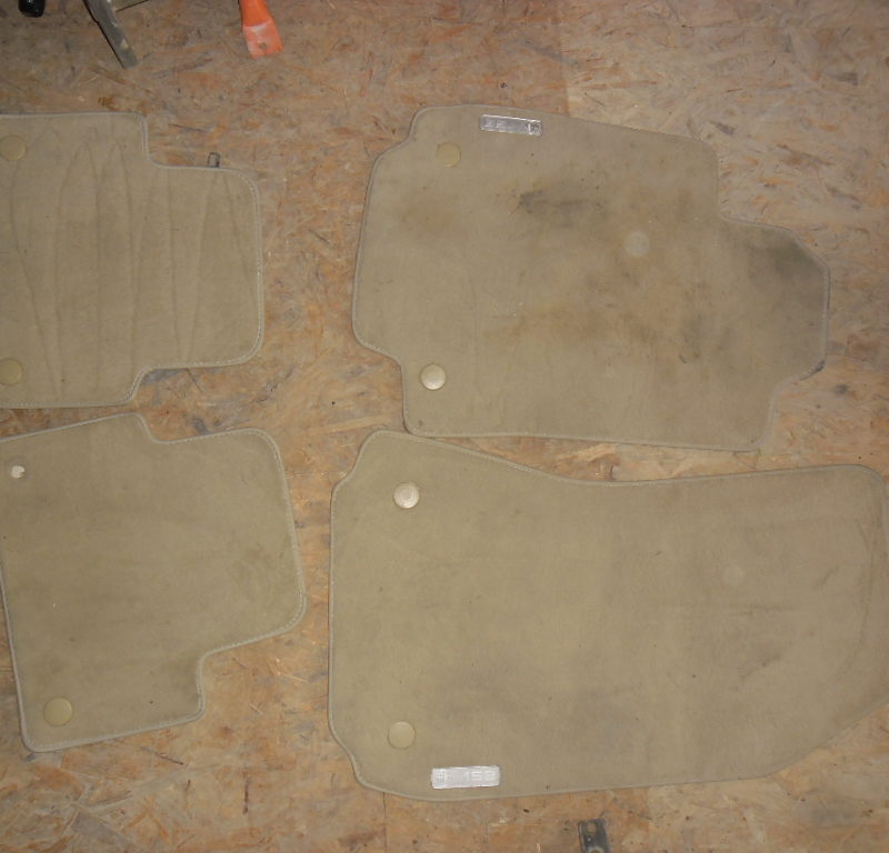 Jeu de tapis beige pour 159
