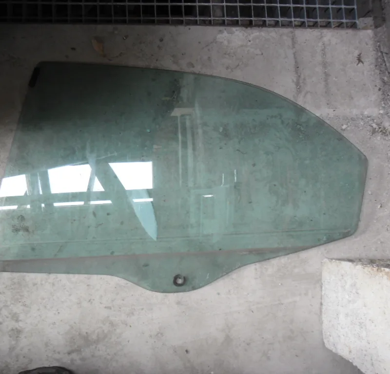 Vitre arrière gauche 166
