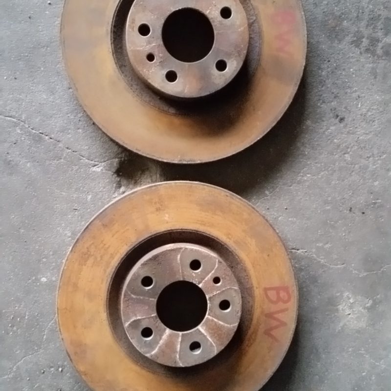Disques de frein avant ventilés pour 147 / 156 / GT (la paire)