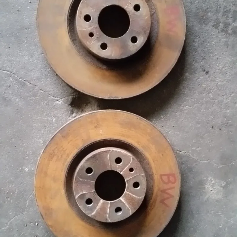 Disques de frein avant ventilés pour 147 / 156 / GT (la paire)