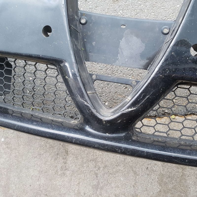 Pare choc cassé sur le bas de la calandre 159.