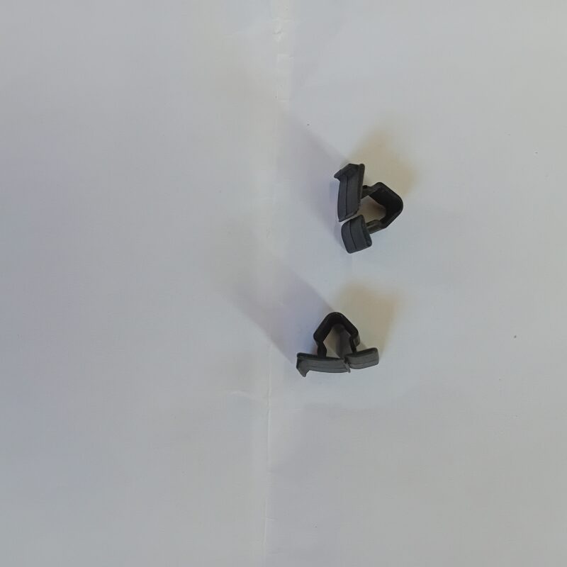 46804433 Clips de fixation pour la moquette de capot