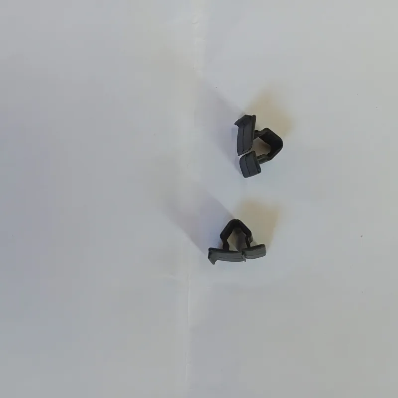 46804433    Clips de fixation pour la moquette de capot
