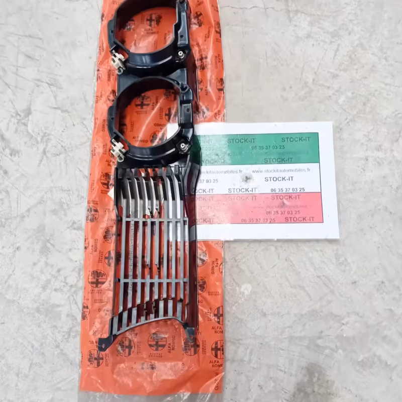 60724887 	CALANDRE DE RADIATEUR Neuve coté passager