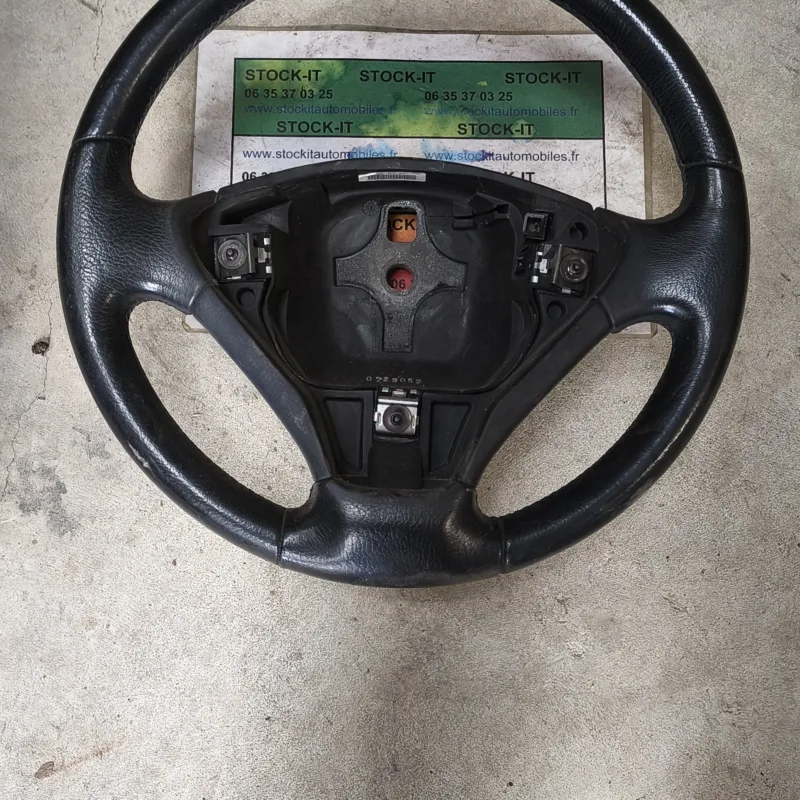 Volant 156 sans les commandes côté gauche
