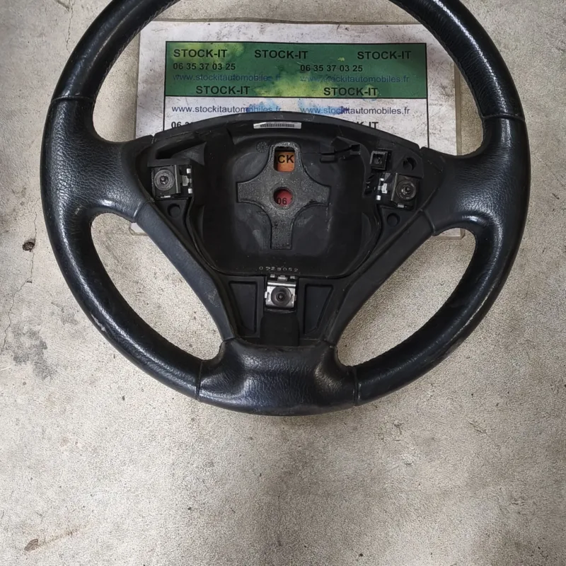 Volant 156 sans les commandes côté gauche