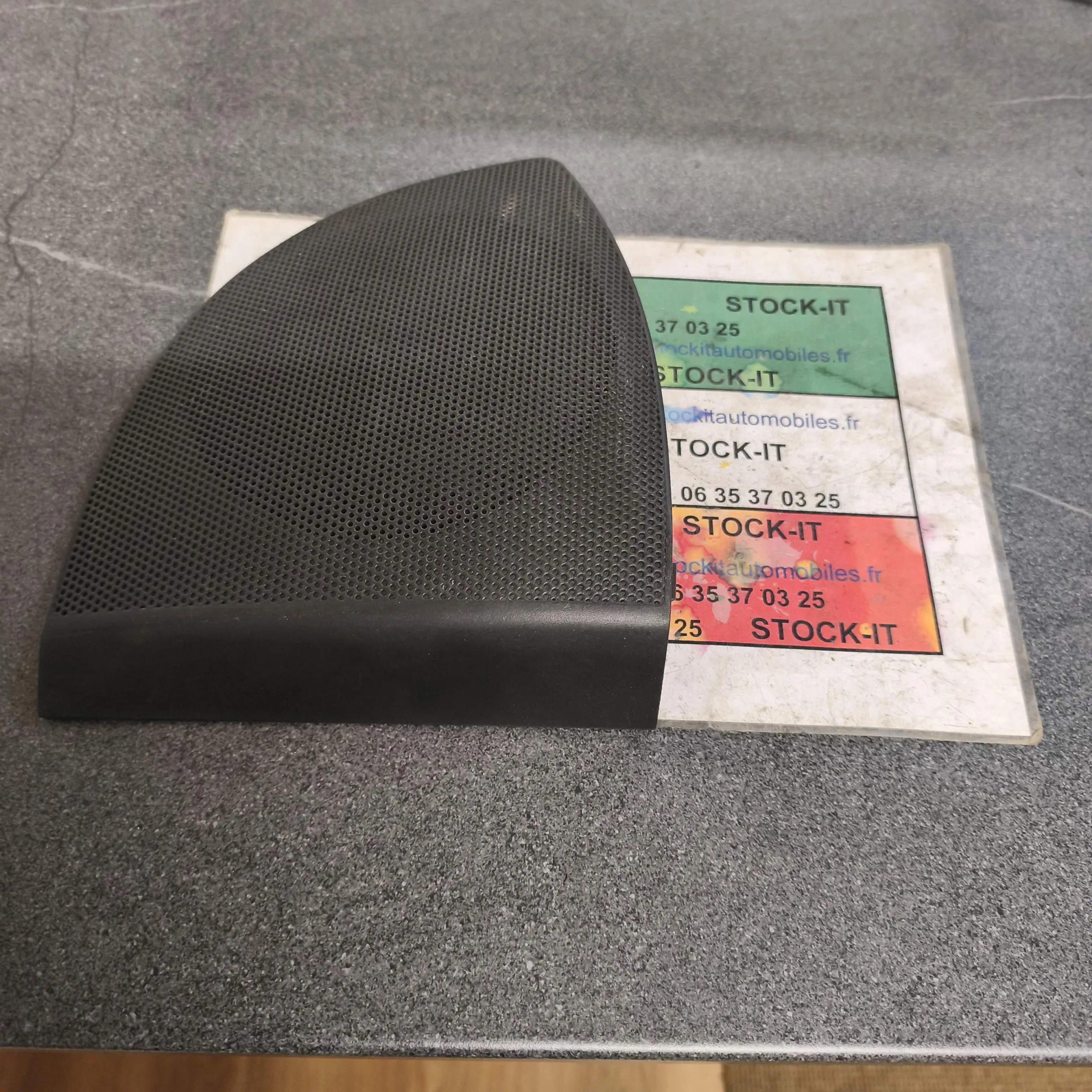 735247972 Grille de haut parleur FIAT