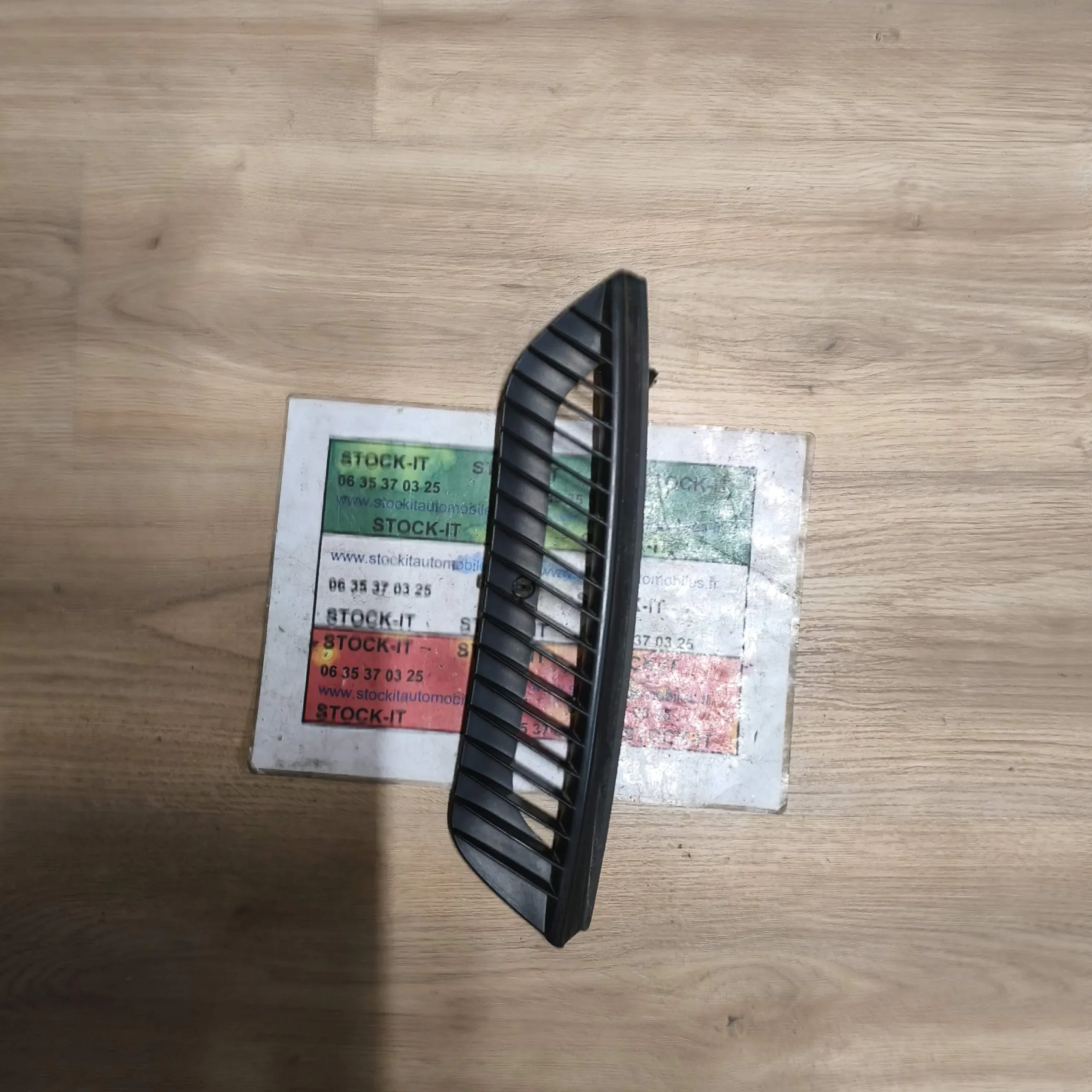 000 1694 Grille sous -fendre Gauche